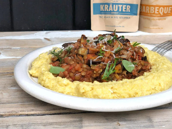 Auberginen-Ragù mit Linsen auf cremiger Polenta