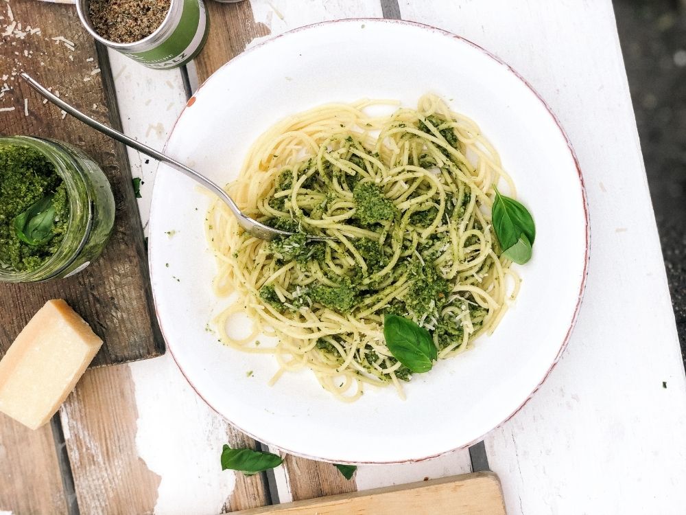 Spaghetti mit selbstgemachtem Pesto