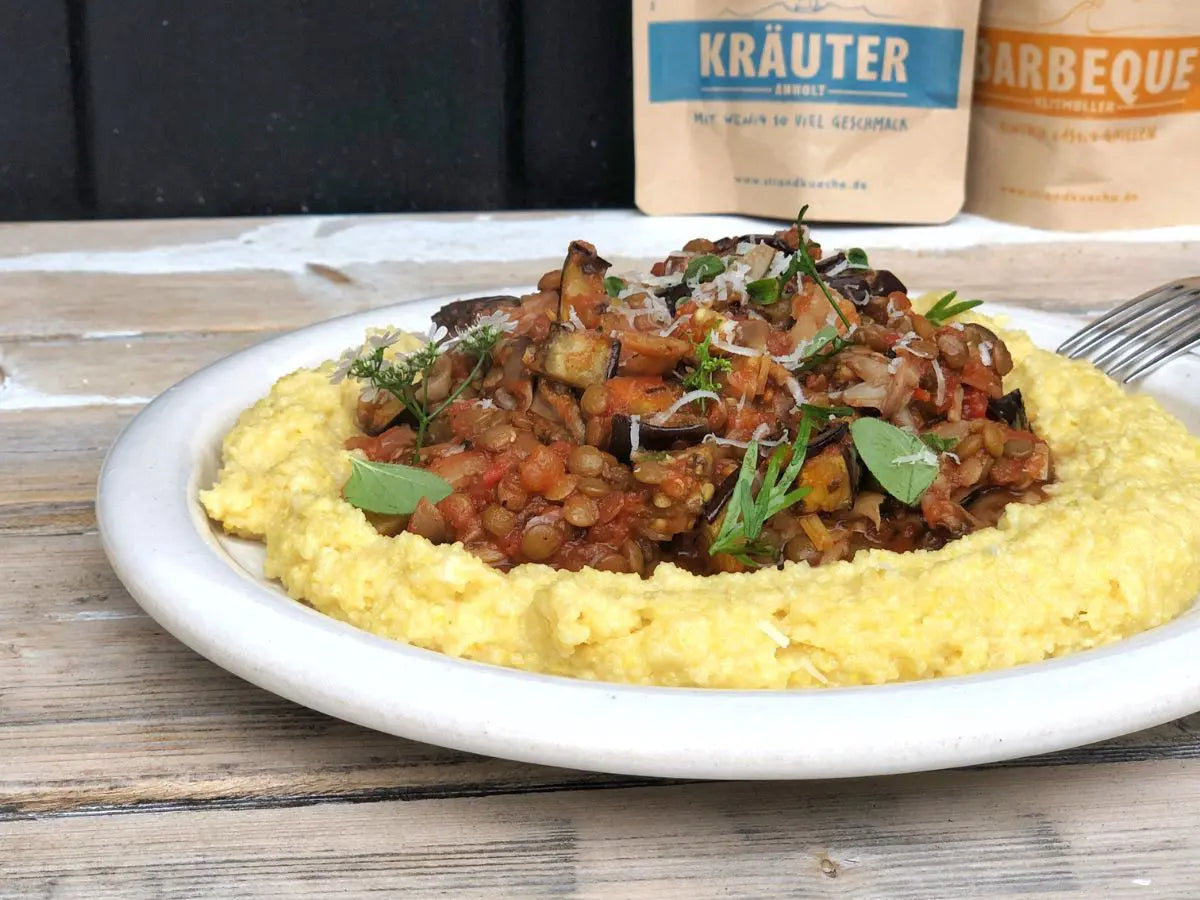 Auberginen-Ragù mit Linsen auf cremiger Polenta