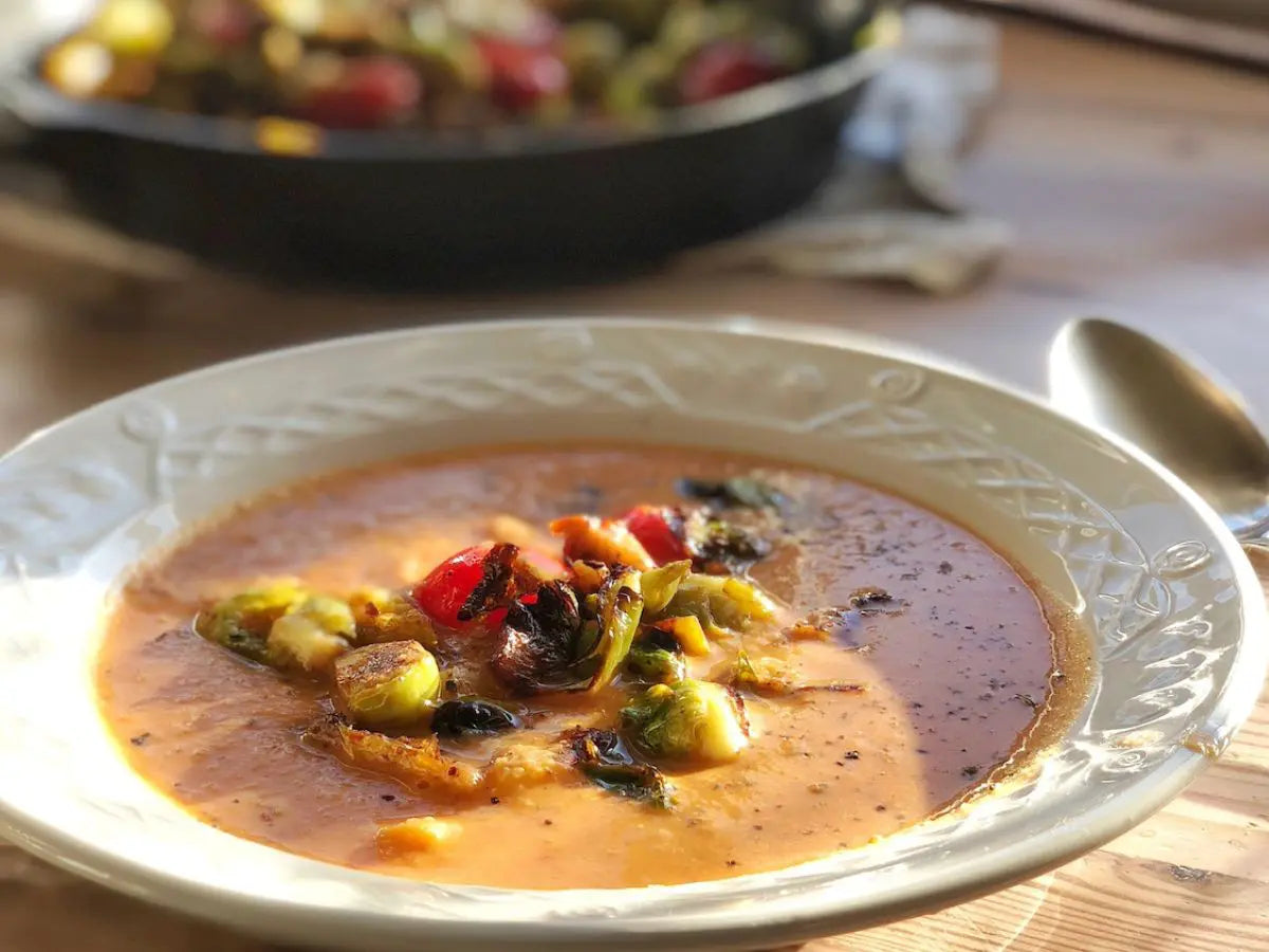 Blumenkohl-Tomatensuppe (cremig mit Kokosmilch) mit geröstetem Rosenkohl