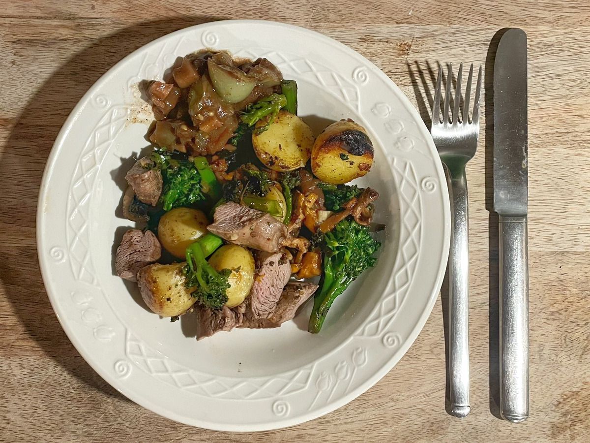 Lamm mit Grüne-Tomaten-Chutney, Kartoffeln und Pilzen