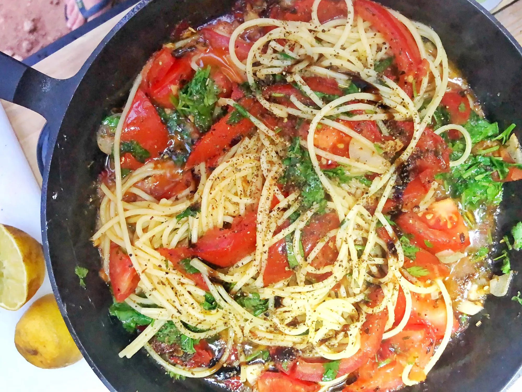 Spaghetti mit Tomate & Mozzarella – einfaches Sommerrezept mit Salat