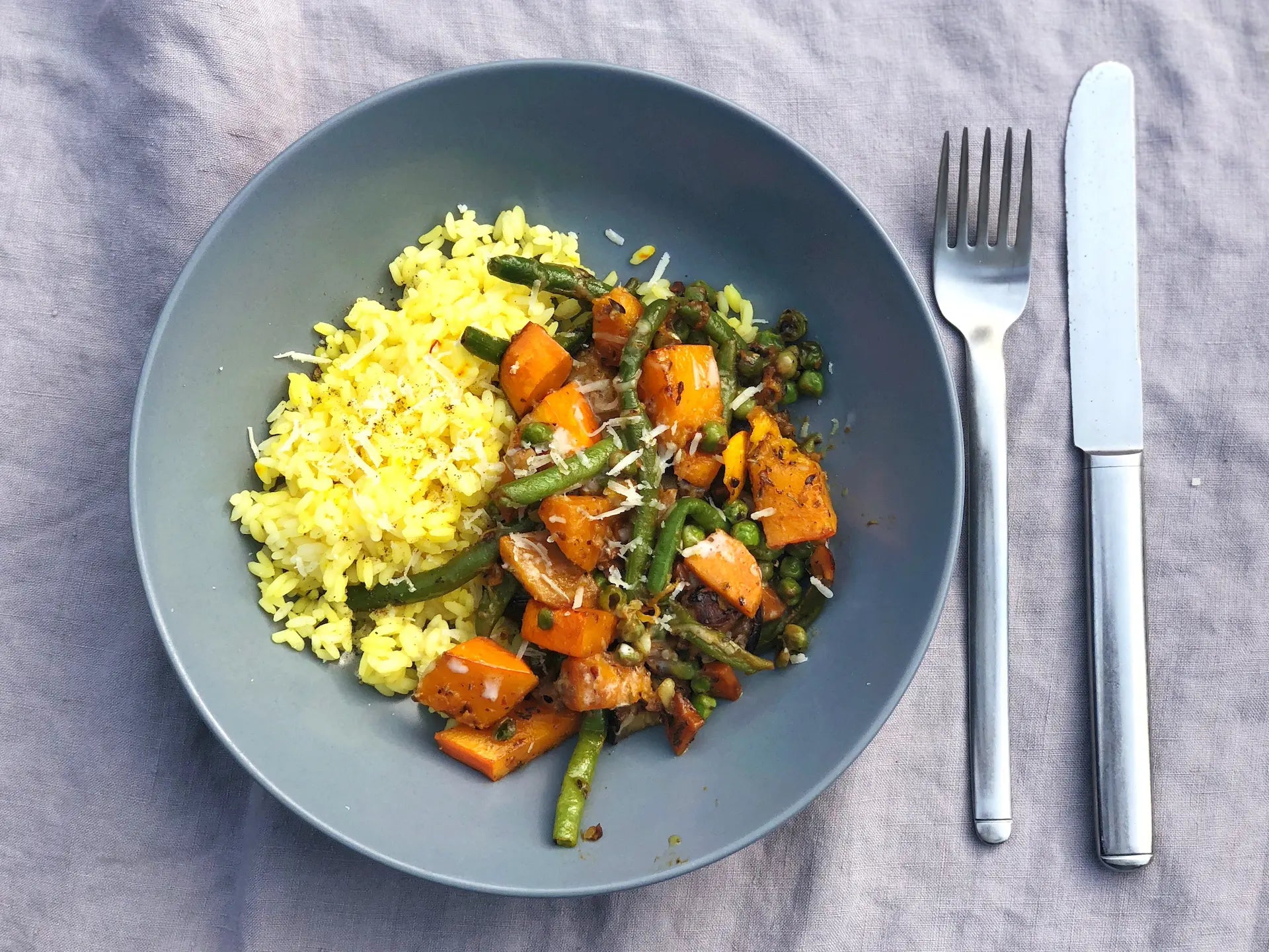Safran-Reis mit Kürbis-Bohnen und Auberginen