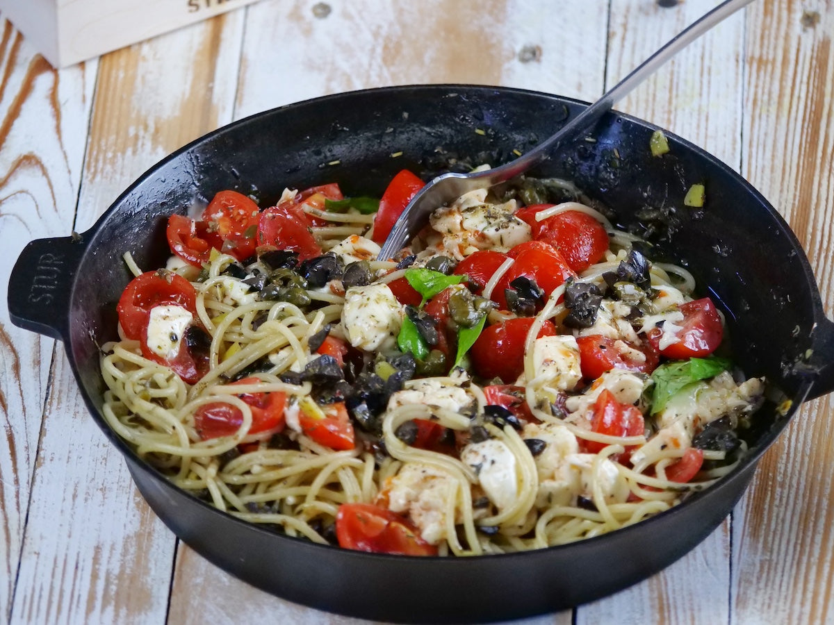 Spaghetti mit Tomaten Mozzarella Oliven und kapern