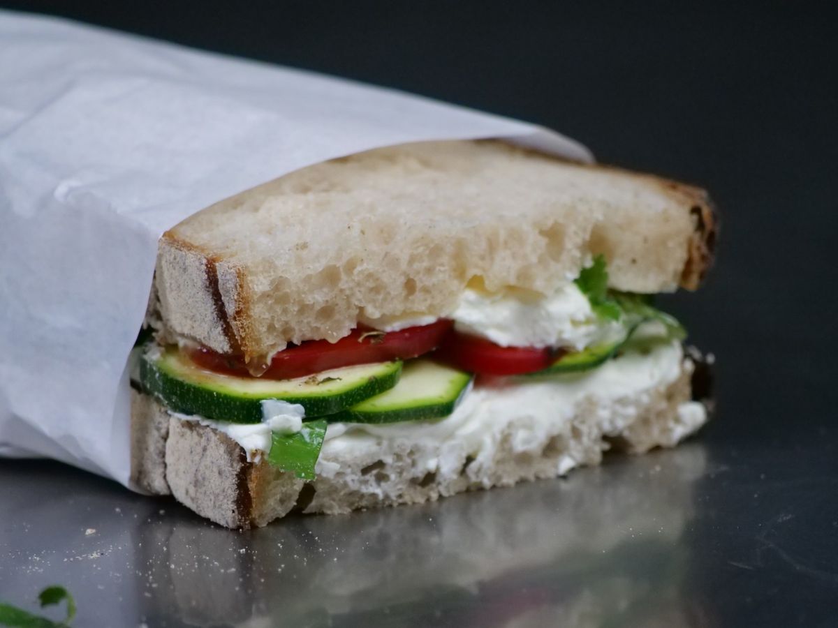 Sauerteig-Stulle mit Zucchini, Tomate und Frischkäse in Brotpapier