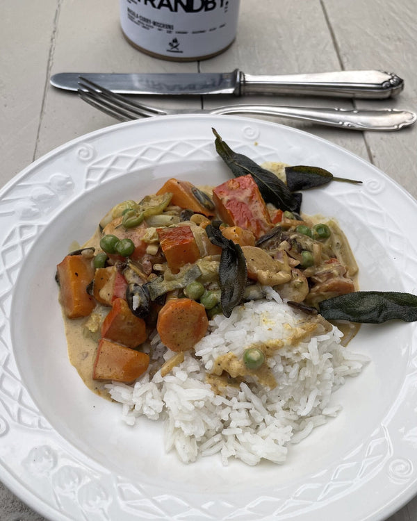 Kürbis-Curry mit Rosenkohl, Mandeln und Salbei
