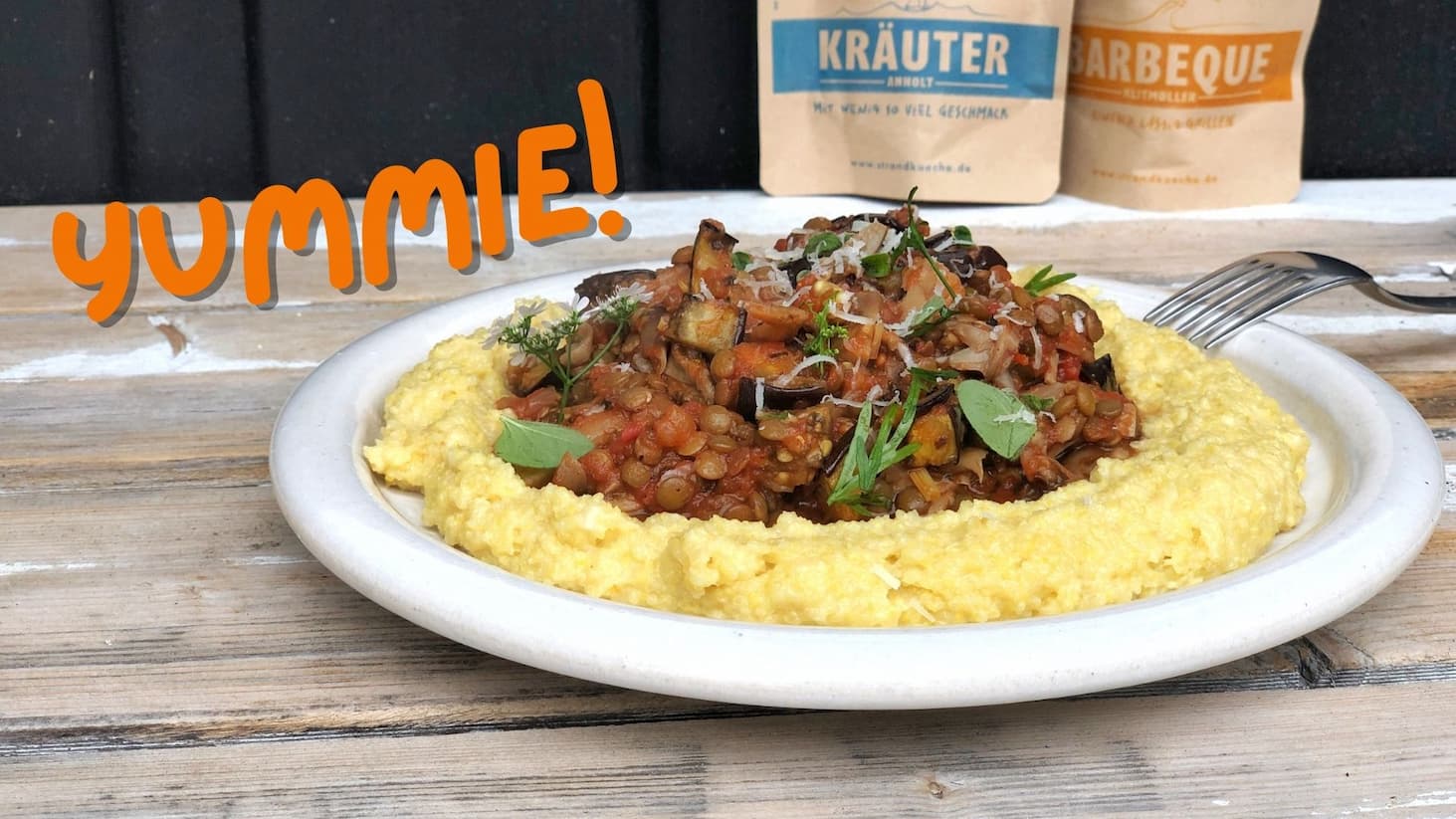 Auberginen-Ragù auf cremiger Polenta