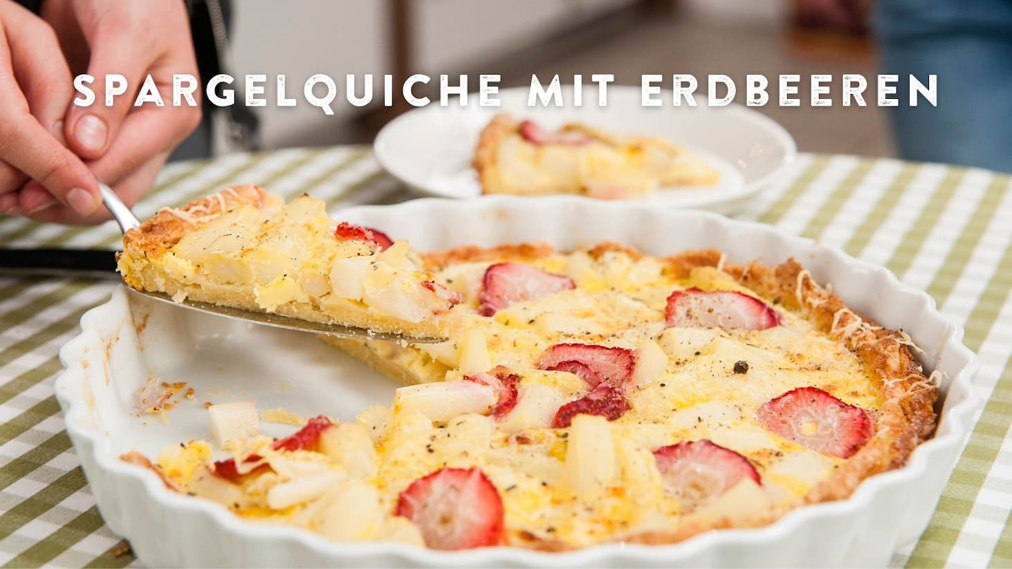Spargelquiche mit Erdbeeren
