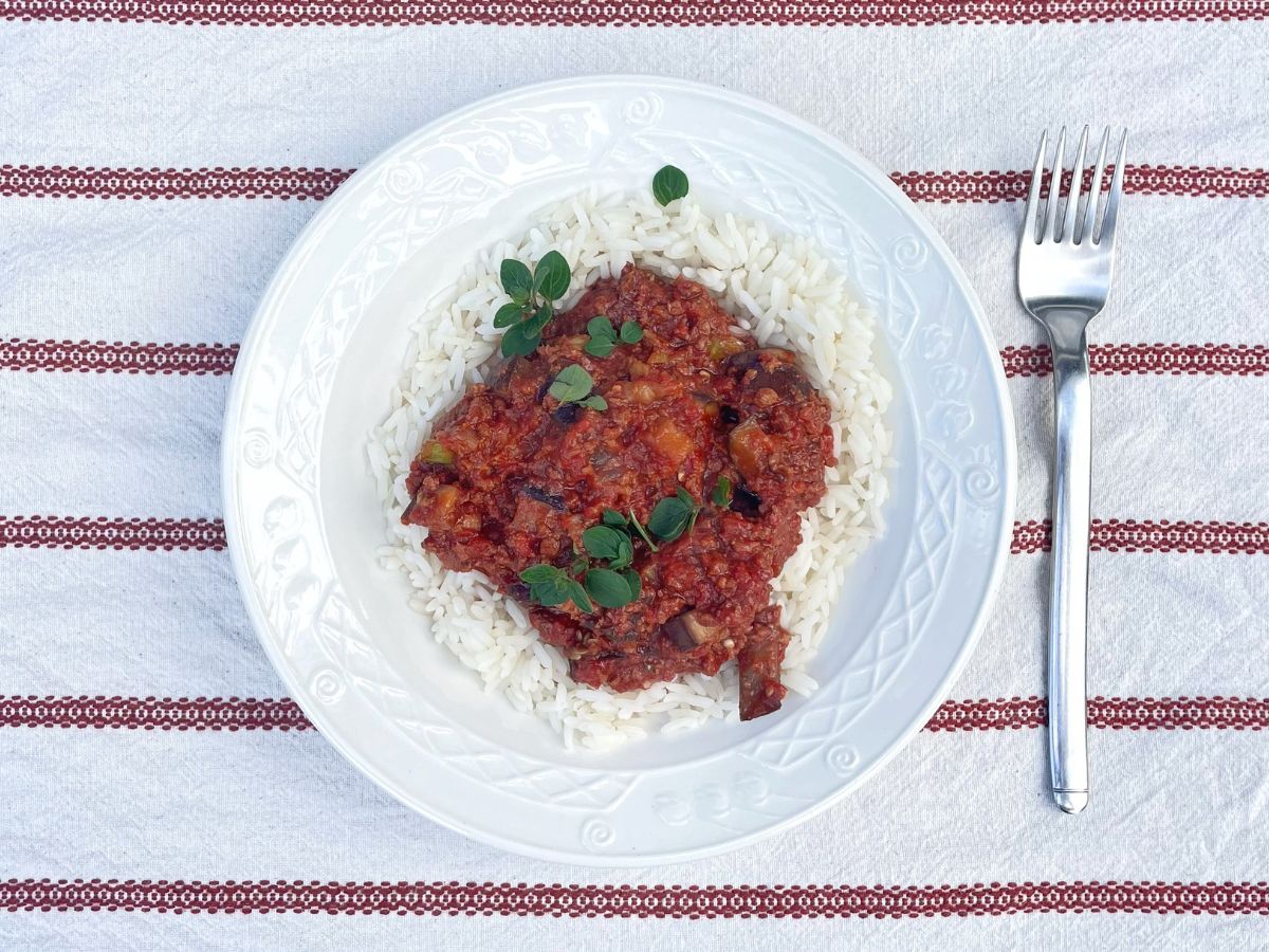 Vegane Hackpfanne mit Aubergine und Reis