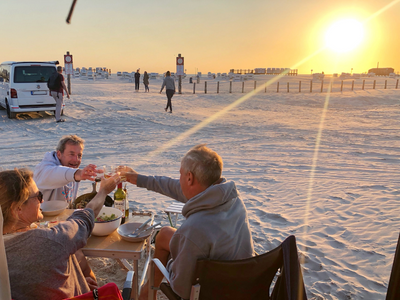 Sankt-Peter-Ording Picknick am Strand bei Sonnenuntergang mit Freunden