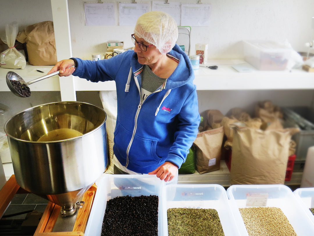 Julia beim Abfüllen der Gewürzmischungen in der Manufaktur in Schuby